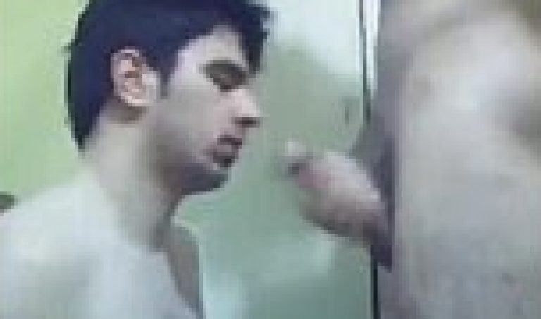 Desi college gay boy gives deep throat blowjob to Indian gay senior boy